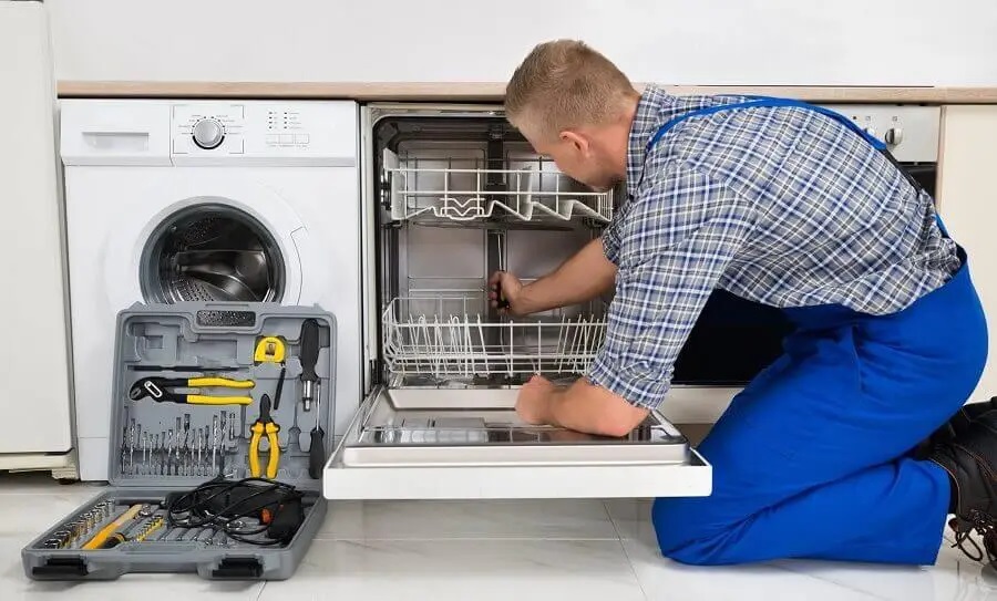Bayındır Miele servisi teknisyen ekibi beyaz eşya tamiri yaparken